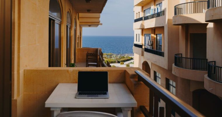 Recursos digitales para creativos: cómo trabajar desde cualquier lugar sin descuidar tu seguridad