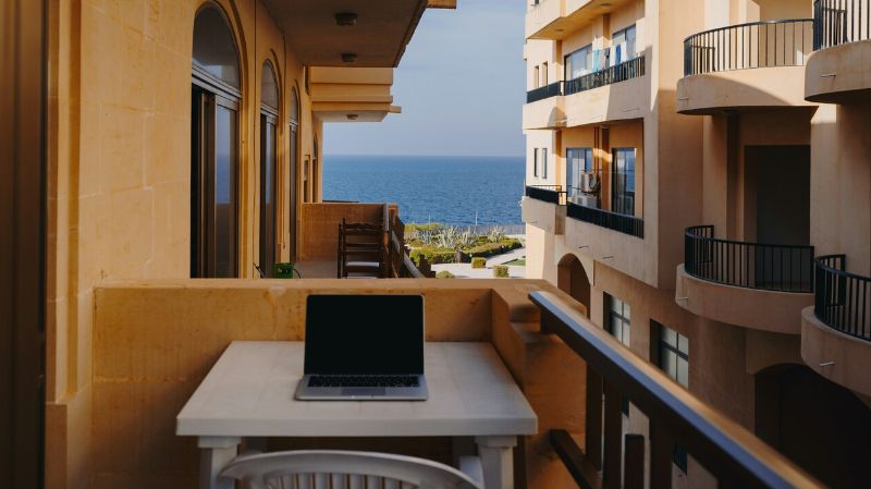 Recursos digitales para creativos: cómo trabajar desde cualquier lugar sin descuidar tu seguridad